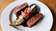 Das Hauptgericht von Spitzenkoch Ali G&uuml;ng&ouml;rm&uuml;s: In Rotwein pochierte Rindermedallions und mit Fregola Sarda gef&uuml;llte Auberginen.
