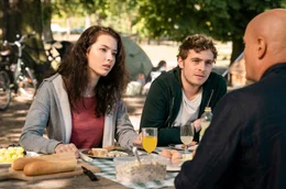 Charlotte (Maja Meinhardt) und Johann (Matti Schmidt-Schaller, Mitte) ist Papa Bertrams (Christian Berkel, re.) Betrieb egal.