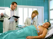 MDR Fernsehen IN ALLER FREUNDSCHAFT FOLGE 250, "Eine Frage der Menschlichkeit". Prof. Simoni (Dieter Bellmann) &uuml;bertr&auml;gt Dr. Achim Kreuzer (Johannes Steck) die Entscheidungsbefugnis der Klinik.