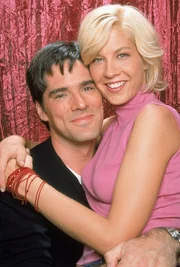 L-R: Greg (Thomas Gibson) und Dharma (Jenna Elfman). L-R: Greg (Thomas Gibson) und Dharma (Jenna Elfman).