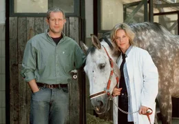 Dr. Tana Fechner (Ann-Kathrin Kramer) ist eine begabte Assistenz&auml;rztin an der M&uuml;nchner Universit&auml;ts-Tierklinik. Sie hat sich in den Reitstall-Besitzer Bernhard Bausch (Harald Krassnitzer) verliebt.