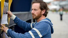 Frank (Fabian Busch) startet sofort eine Suchaktion nach seinen entf&uuml;hrten Kindern Finn und Leila.