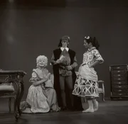 Ima Agustoni als die verliebte Mafalda, Stefano Manca als ihr Vater Pantalone und Sivia Luzzi als das Hausm&auml;dchen Colombina in einer Commedia dell'arte-Szene.