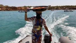 Joel &ldquo;WIFI&rdquo; ist der schnellste Kellner auf Formentera. In der Cala  Saona liefert er Mittagessen  direkt aufs Bootsdeck.