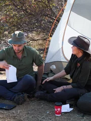 Die Moderatoren Jessica Chobot und Phil Torres sprechen &uuml;ber UFOs auf Catalina Island