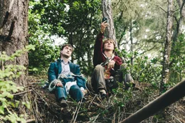 F&uuml;r Hank (Paul Dano, li.) und Manny (Daniel Radcliffe) ist Hanks Mobiltelefon in der Wildnis keine gro&szlig;e Hilfe.