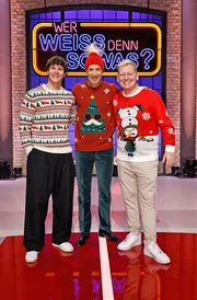 Moderator Kai Pflaume (M.) mit den Kandidaten des &sbquo;Weihnachts-Special 2025&rsquo;: Pops&auml;nger und Songwriter Wincent Weiss (l.) und Entertainer Jens &bdquo;Knossi" Knossalla (r.).