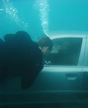 Tony (Michael Weatherly, l.), der das Ungl&uuml;ck aus der N&auml;he beobachtet hat, versucht die Gibbs (Mark Harmon, r.) und Madie Taylor aus dem Auto zu retten ...