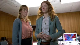 Mirjam Nohe (Helene Grass) steht Anja Mendt (Marleen Lohse) bei einer Gegen&uuml;berstellung von Verd&auml;chtigen bei.