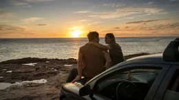 Laura (Clara Rugaard) und Harrison (Lewis Pullmann) erleben einen unvergesslichen Sommer