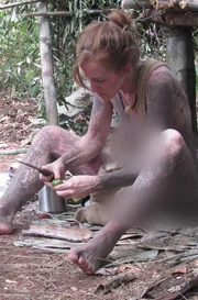 Alana schneidet ein St&uuml;ck Obst auf.