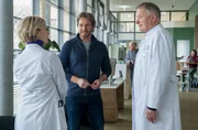 Dr. Kathrin Globischs (Andrea Kathrin Loewig, li.) ehemaliger Klassenkamerad David Schrader (Thure Riefenstein, mi.) ist in der Klinik. Er will von Kathrin eine zweite Meinung einholen. Nichtsahnend, dass David in der Schule ihr heimlicher Schwarm war, lädt Kathrins Ehemann Dr. Roland Heilmann (Thomas Rühmann, li.) ihn zum Abendessen nach Hause ein. Dr. Kathrin Globischs (Andrea Kathrin Loewig, li.) ehemaliger Klassenkamerad David Schrader (Thure Riefenstein, mi.) ist in der Klinik. Er will von Kathrin eine zweite Meinung einholen. Nichtsahnend, dass David in der Schule ihr heimlicher Schwarm war, lädt Kathrins Ehemann Dr. Roland Heilmann (Thomas Rühmann, li.) ihn zum Abendessen nach Hause ein.