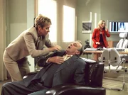 MDR Fernsehen IN ALLER FREUNDSCHAFT FOLGE 250, "Eine Frage der Menschlichkeit", am Dienstag um 11:40 Uhr. Prof. Simoni (Dieter Bellmann), der die Entscheidung die Ger&auml;te zu spenden, nicht mit Sarah (Alexa Maria Surholt) abgesprochen hat, ger&auml;t mit ihr dar&uuml;ber so in Streit, dass er einen leichten Herzinfarkt erleidet.