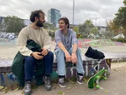 v.li.: Manuel Stark und Luka Krause beim Interview im Skaterpark "Dog Shit Spot" an der Warschauer Straße in Berlin. v.li.: Manuel Stark und Luka Krause beim Interview im Skaterpark "Dog Shit Spot" an der Warschauer Straße in Berlin.