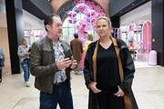 Die Polizeikommissare Paul B&ouml;hmer (J&uuml;rgen Tonkel, l.) und Vera Lanz (Katharina B&ouml;hm, r.) ermitteln im Einkaufszentrum nahe des Kiosks.