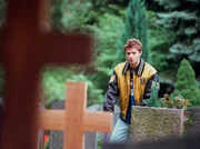 Christoph Stark (Igor Jeftic) auf dem Friedhof.
