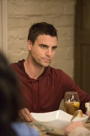Was h&auml;lt Tommy Rizzoli (Colin Egglesfield) davon, dass sein Vater pl&ouml;tzlich wieder da ist, nachdem er sich ein Jahr nicht bei seiner Familie gemeldet hat? +++ Die Verwendung des sendungsbezogenen Materials ist nur mit dem Hinweis und Verlinkung auf RTL+ gestattet. +++