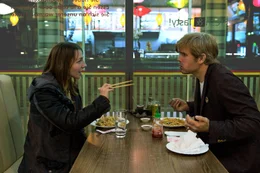 Mimi (Katharina Sch&uuml;ttler) hat zugestimmt, mit Nico (Steffen Groth) essen zu gehen. Aber sie legt Wert darauf, dass das noch gar nichts bedeutet.