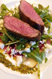 Carina serviert als Hauptgang Lammlachse mit Grüne-So&szlig;e-Pesto auf Rucola-Bett mit Rote Bete-Apfel-Carpaccio.