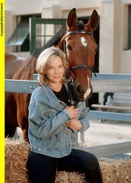 Die Tier&auml;rztin Dr. Tana Fechner (Ann-Kathrin Kramer) erforscht ein unbekanntes Virus, an dem ein Pferd des Reitstall-Besitzers Bernhard Bausch erkrankt ist.