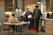 Erhalten unerwarteten Besuch: Berta (Conchata Ferrell, M.), Alan (Jon Cryer, l.) und Walden (Ashton Kutcher, r.) ...