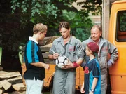 MDR Fernsehen IN ALLER FREUNDSCHAFT FOLGE 3, "Schadensbegrenzung", am Donnerstag (05.01.12) um 12:30 Uhr. Fu&szlig;ballspiel im Park: Sebastian Maier (Matthias Koeberlin), Jakob Heilmann (Karsten Kuehn) bekommen vo Bernhard Frisch (Hendrik Duryn) ein Autogramm.