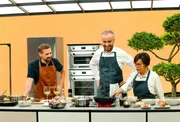 Jan B&ouml;hmermann (M.) mit Klaas Heufer-Umlauf (l.) in der Sendung "B&ouml;hmi brutzelt". Eine weitere K&ouml;chin hilft beim Kochen.
