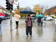 Jahrzehntelang als Erzieherin gearbeitet und dann reicht es nicht. Mit ihrer Rente fühlt sich Gisela (m.) im Regen stehen gelassen Jahrzehntelang als Erzieherin gearbeitet und dann reicht es nicht. Mit ihrer Rente fühlt sich Gisela (m.) im Regen stehen gelassen