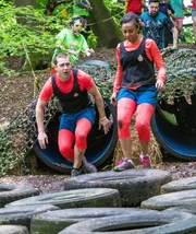 Der so genannte Mud Run, ein Gel&auml;ndelauf unter erschwerten Bedingungen, zieht viele Sportler an, darunter auch Barnabys Assistenten Detective Sergeant Jamie Winter (Nick Hendrix, l.) und Police Constable Jade-Marie Pierce (Eleanor Fanyinka, r.), die sich beide mit ihren auff&auml;lligen roten Leggins vom Rest der Gruppe deutlich abheben.