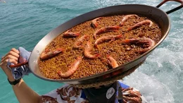 Paella Bootservice in der Cala Saona.