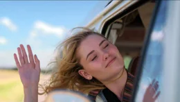 Mia (Virginia Gardner) geniesst die Fahrt durch Spanien