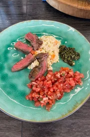 Der Hauptgang von Konstanze Bommhardt: Skirt und Bavette vom Wagyu-Rind mit Tomatensalsa, Gerstenrisotto und Brennessel-Giersch-Pesto.