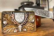 Die fertige Gürtelschnalle und ein graviertes Messer