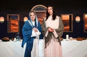 Gastgeberin Carolin Kebekus (l.) mit Jesus Christus, gespielt von Comedian Helge Mark (r.).