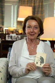 Eva Umlauf mit einem Foto in der Hand. Eva Umlauf mit einem Foto in der Hand.