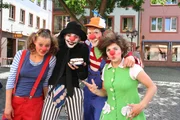 Willi (3.v.li.) macht mit den Clown-Schülern Ruth Albertin (li.), Till Toth (2.v.li.) und Sandra Heine (re.) die Mainzer Fußgängerzone unsicher. Willi (3.v.li.) macht mit den Clown-Schülern Ruth Albertin (li.), Till Toth (2.v.li.) und Sandra Heine (re.) die Mainzer Fußgängerzone unsicher.