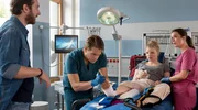 Mikko Rantala (Luan Gummich, 2.v.l.) und Viktoria Stadler (Isabella Krieger, r.) lernen in der Notaufnahme die schwangere Lena Wegner (Luisa-Celine Gaffron, 2.v.r.) kennen. Lena hat sich den Fuß so ungünstig verletzt, dass dieser nun dringend operiert werden muss. Ihr Mann Robin Wegner (Wolf Danny Homann, l.) eilt zu ihr. Mikko Rantala (Luan Gummich, 2.v.l.) und Viktoria Stadler (Isabella Krieger, r.) lernen in der Notaufnahme die schwangere Lena Wegner (Luisa-Celine Gaffron, 2.v.r.) kennen. Lena hat sich den Fuß so ungünstig verletzt, dass dieser nun dringend operiert werden muss. Ihr Mann Robin Wegner (Wolf Danny Homann, l.) eilt zu ihr.