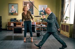 Nicht ganz in seinem Element: Bertram (Christian Berkel) &cedil;bt unter der Anleitung von Frau Stich (Franziska Weisz) &Ntilde;Walken&igrave;.