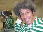 Weiter geht&rsquo;s zur Haarfabrik Kerling nach Ludwigsburg. Dort werden aber keine Haare hergestellt, sondern Per&uuml;cken. Eine davon entsteht heute extra f&uuml;r Willi.