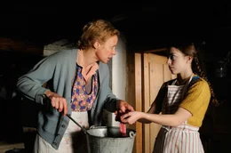 Die B&auml;uerin B&ouml;siger (Katja Riemann) und Berteli (Lisa Brand) beim Wurstmachen.