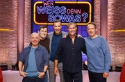 Moderator Kai Pflaume (M.) und seine Rateteam-Kapit&auml;ne Bernhard Ho&euml;cker (l.) und Wotan Wilke M&ouml;hring (r.) begr&uuml;&szlig;en in dieser Sendung die Schauspieler Ingo Naujoks und Sven Martinek.