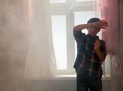 Lisa und Jonas (Anthony Petrifke) haben verbotener Weise Experimente mit einem Chemiebaukasten durchgef&uuml;hrt - leider ohne das gew&uuml;nschte Ergebnis. Als Jonas wegen des entstandenen Rauchs das Fenster &ouml;ffnen will, kommt es zu einer Art Verpuffung und Jonas verletzt sich.