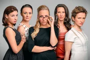 v.li.: Caroline Melzer (Martina Ebm), Maria Schneider (Gerti Drassl), Nicoletta Huber (Nina Proll), Waltraud Steinberg (Maria K&ouml;stlinger), Sabine Herold (Adina Vetter).