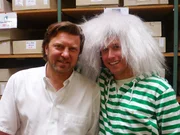 Willi (re.) mit Mitarbeiter Florian Schmidt-Andr&eacute;, der dem Reporter, wo all die Haare gelagert, gef&auml;rbt und in m&uuml;hevoller Kleinstarbeit gekn&uuml;pft werden.
