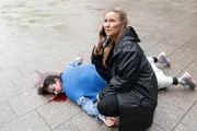 Nach einem Sturz vom Dach des Einkaufszentrums kann Polizeikommissarin Vera Lanz (Katharina B&ouml;hm, r.) der Kioskbesitzerin Anna Zeitler (Anna Grisebach, l.) nicht mehr helfen.