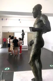 &Uuml;ber zweitausend Jahre alt und immer noch knackig - die Bronzestatuen von Riace sind der Stolz des Museums von Reggio Calabria.