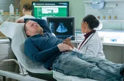 Ralf Borowski (Oliver Br&ouml;ker) ist mit starken Schmerzen im Rippenbereich in die Sachsenklinik gekommen. Dr. Lucia B&ouml;hms (Vanessa Rottenburg) Diagnose einer Rippenprellung vertraut er nicht.