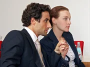 Elena (Jana Klinge) hofft, dass ihr Mann Martine (Gunther Gillian) gesch&auml;ftlich endlich etwas Gl&uuml;ck hat.