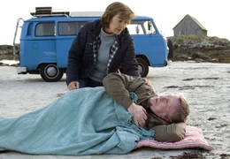 Nachdem er eine Nacht am Strand verbringen musste, hat Anne (Thekla Carola Wied) Mitleid mit ihrem Mann Norbert (Manfred Zapatka).