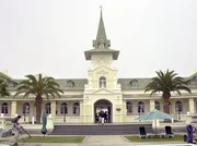Der ehemalige Bahnhof in Swakopmund ist heute Hotel und Kasino. Der ehemalige Bahnhof in Swakopmund ist heute Hotel und Kasino.